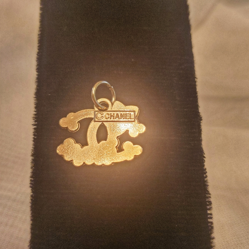 ELEGANT GOLD TONE FASHION CHARM  BRANDED   BRAND NEW - Picture 2 of 4